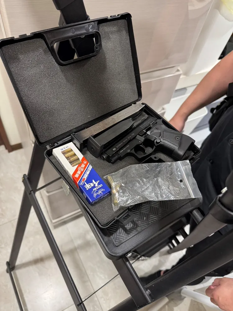 警方查獲土耳其衝鋒槍等證物。翻攝畫面