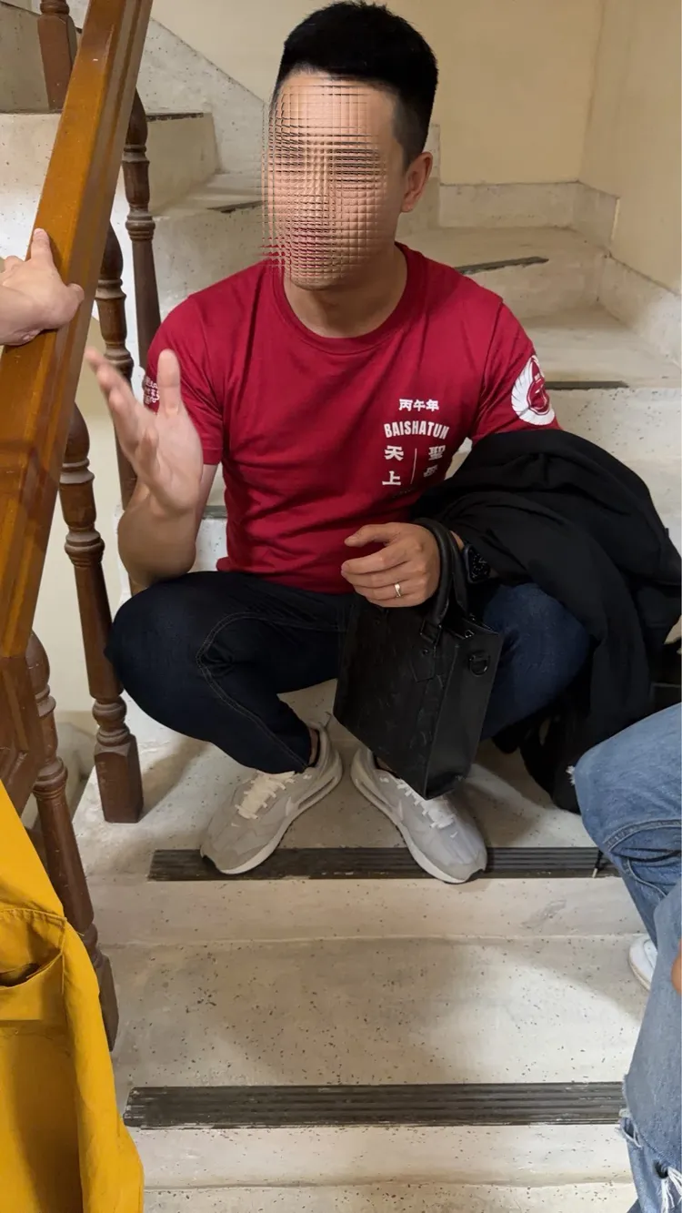 林男於參加遶境活動時遭逮。翻攝畫面