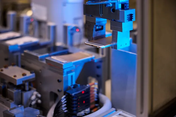 顧客透過Apple回收不再使用的產品時，其裝置會經過嚴謹檢測。無法再使用或維修的產品與零組件，可能會送往Daisy或Cora的Apple回收系統。Apple官網
