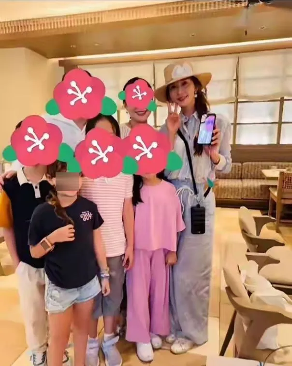 林志玲親切與民眾合照，還拿著視訊連線的手機，讓不在場的人加入。翻攝休休抓龍頭No1微博