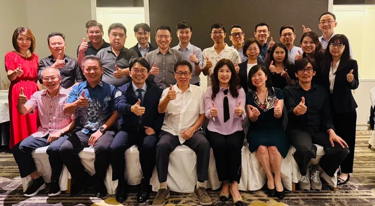 臺灣證券交易所田建中經理(前排左三)、元大證券江淑華資深副總經理(前排右三)、安侯建業王怡文會計師(前排右二)及當地企業代表於交流活動合影留念。證交所提供