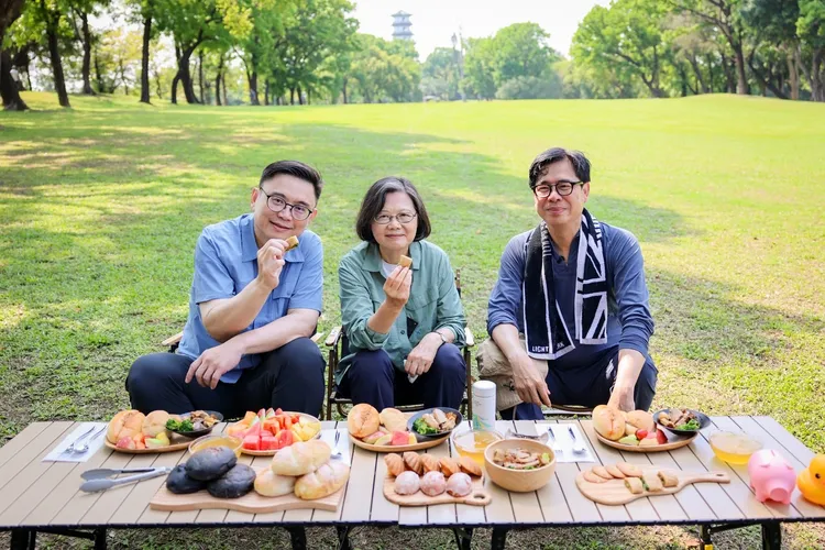 蔡英文和賴瑞隆開心地品嚐香菜口味點心，一旁陳其邁卻不敢吃。翻攝《@zenolai》Threads