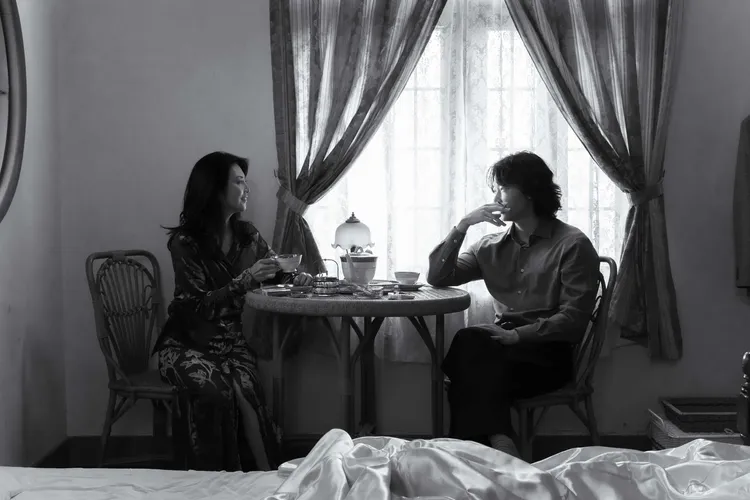 田中麗奈（左）《星與月是天上的洞》與綾野剛滾床。天馬行空提供