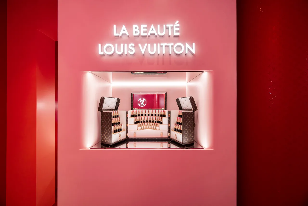 全系列65隻唇膏珍藏奢華硬箱（不含唇膏），169萬元。品牌提供