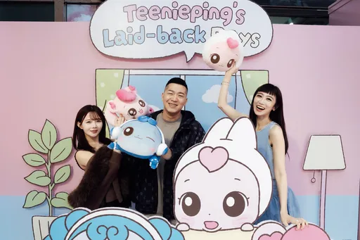 四寶爸草爺曝育兒就像「甜蜜戰爭」！幫搬5大袋　羞喊：我也要