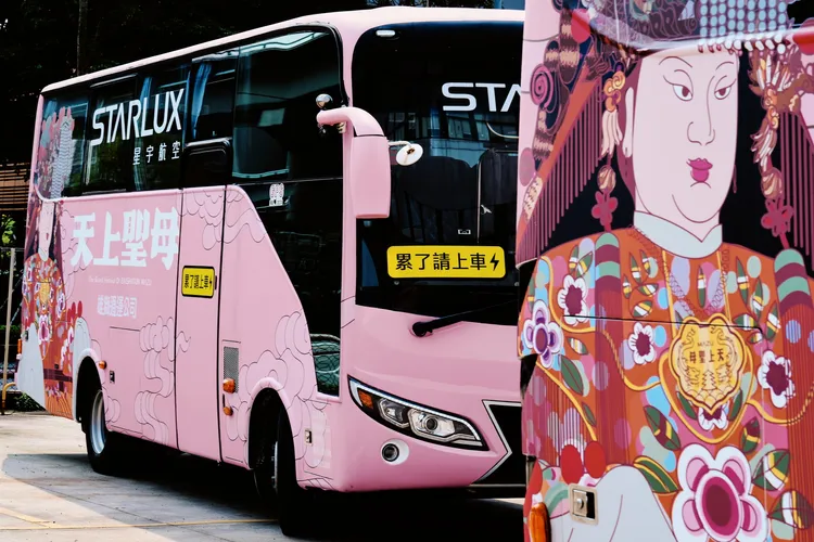 巴士車身以「粉紅超跑」為設計概念，並彩繪精緻的媽祖圖像。星宇航空提供