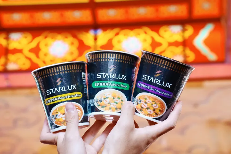 星宇航空提供日清食品聯名杯麵，口味隨機發放。星宇航空提供