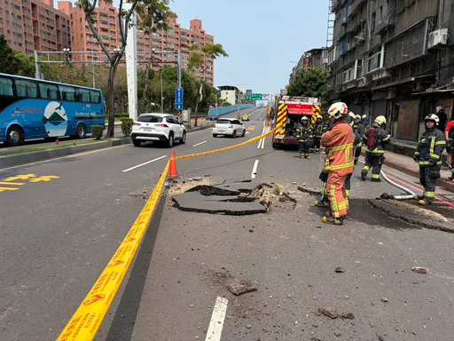 板橋縣民大道柏油路面突「炸裂噴散」　疑台電地下管線出包
