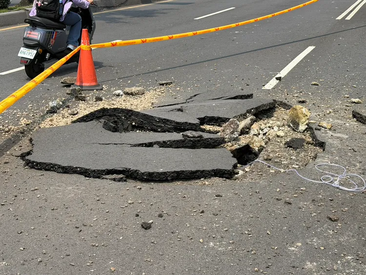 板橋區縣民大道三段大馬路中央柏油路隆起破裂，原因調查中。翻攝畫面