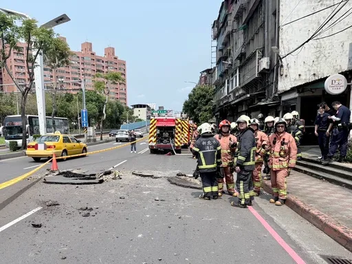 兇手抓到了！板橋縣民大道柏油路面突「炸裂噴散」　台電地下電纜過壓