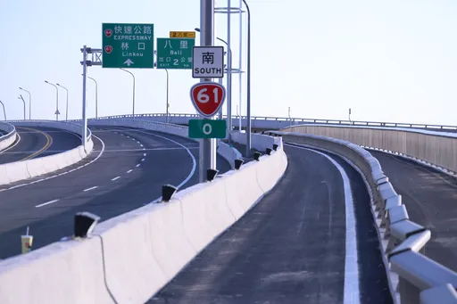 淡江大橋機車道有疑慮　洪孟楷：已第一時間向公路局反映