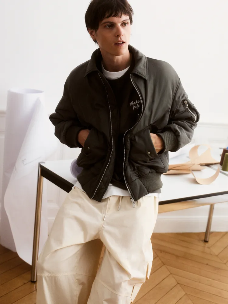 Maison Kitsuné 2026春夏系列以日本旅人穿梭於巴黎街頭的獨特視角為起點。品牌提供