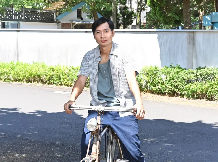 逸祥不慎夾傷導演的手指。台視提供