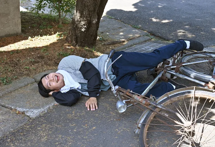 逸祥倒地自嘲像銅板烤肉。台視提供