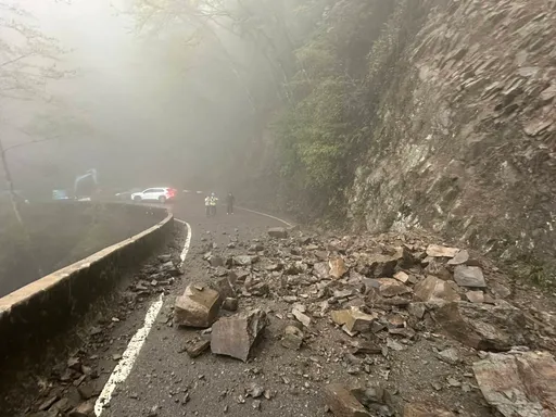 台中大雪山林道連假首日土石坍方　交通一度中斷！林業署急搶通