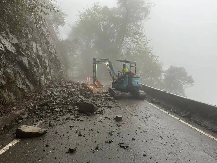 林業署派出機具、人員搶修，已於上午10時許搶通。民眾提供