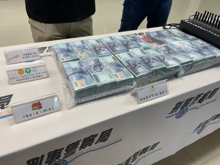 警方所查扣現金。翻攝畫面