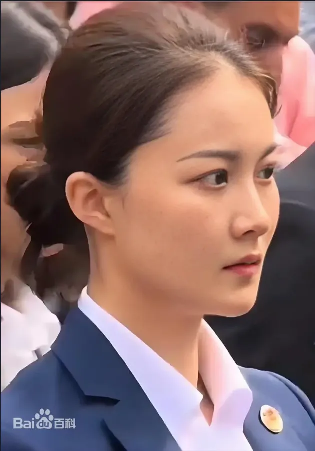 國民黨主席鄭麗文中國行，嚴月霞的站位部署與警戒姿態備受矚目。翻攝《百度》