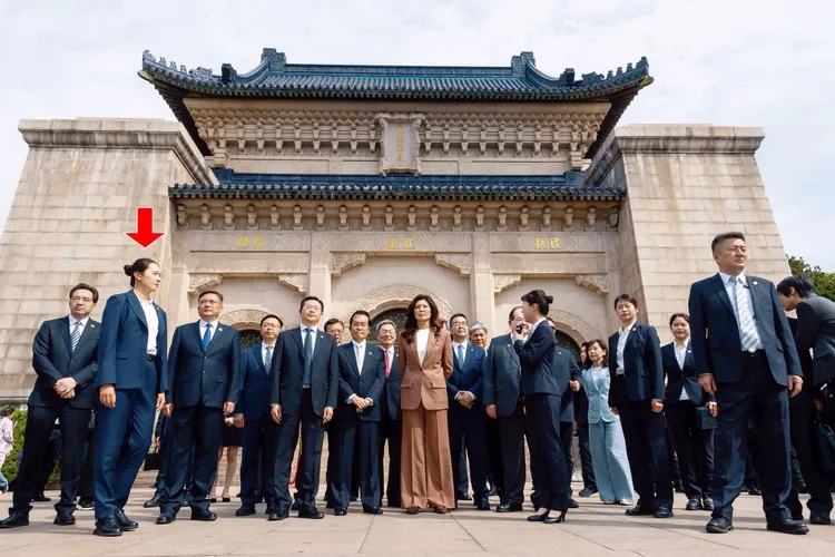 中國國民黨主席鄭麗文中國行，一名隨行女隨扈因外型亮眼、氣場強大，意外成為輿論焦點。翻攝鄭麗文臉書