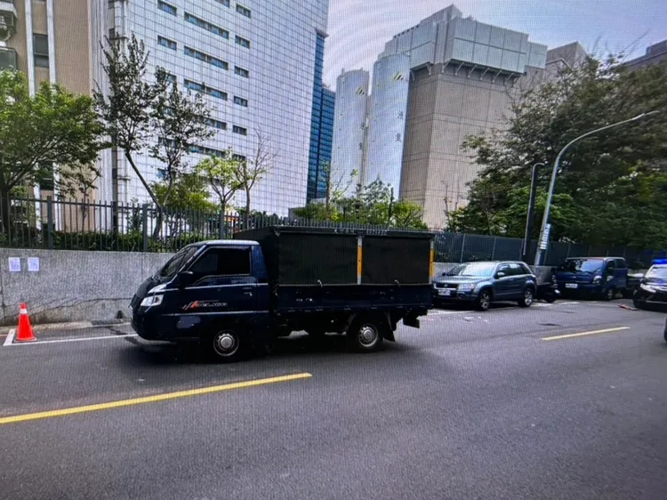 肇事小貨車。中壢警分局提供