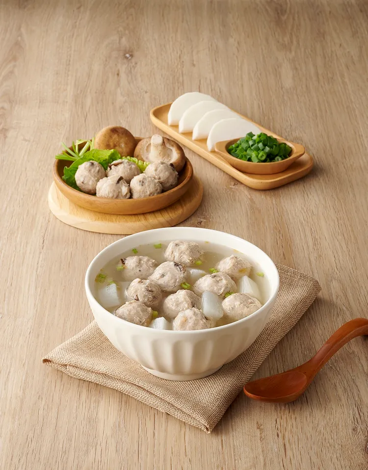 「石二鍋 Q彈香菇貢丸」方便料理更是冰箱常備品，讓家常料理省時又省力。王品集團提供