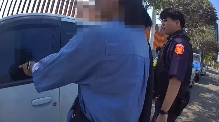 顏姓女子焦急向員警表示女兒受困車內。民眾提供