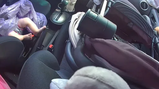 粗心媽換尿布害女兒反鎖車內　車窗緊閉未開冷氣！警破窗救人