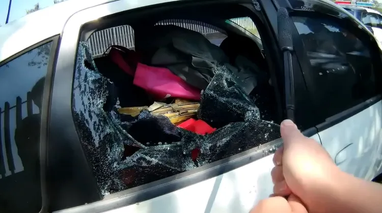 員警敲破車窗救出女嬰。民眾提供