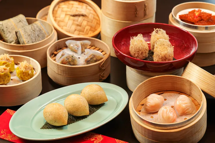 主廚精選晶瑩鮮蝦餃、北菇蒸燒賣、金珠鹹水餃、蜂巢炸芋角、古法糯米雞及XO醬蘿蔔糕等豐富品項供賓客選擇，每道皆為港點中的經典之選。台北晶華提供