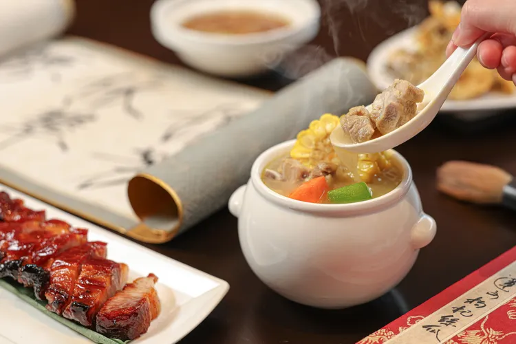 開胃前菜匯集晶華軒招牌的蜜汁叉燒、玫瑰油雞、黃金炸魚皮等選項，湯品則備有足料老火靚湯與瑤柱花膠銀耳羹，為饕客滋補暖胃。台北晶華提供