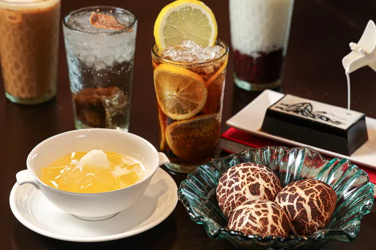 甜點選項可擇一品嘗清爽滑嫩的青檸香茅凍，或造型吸睛的蘑菇流沙包，亦有以《富春山居圖》為靈感打造的墨戲仙草。台北晶華提供