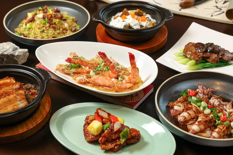 主菜有肉品及海鮮料理兩大類，包含鮮嫩彈牙的蒜茸粉絲開邊蝦、海味濃郁的潮式冬菜蒸小卷、鹹香下飯的梅菜扣肉與酸甜可口的糖醋咕嚕肉等八道鑊氣十足的大排檔佳餚，賓客可從中任選兩道品嘗。台北晶華提供