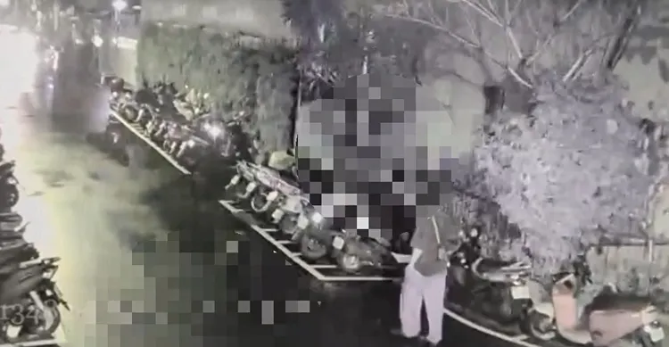 色狼在永和一處防火巷內開窗偷窺女子洗澡。翻攝畫面