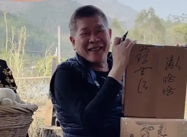 澎恰恰為了償還債務，甚至販售土雞蛋，還在蛋盒上親自簽名。翻攝澎恰恰微信直播間