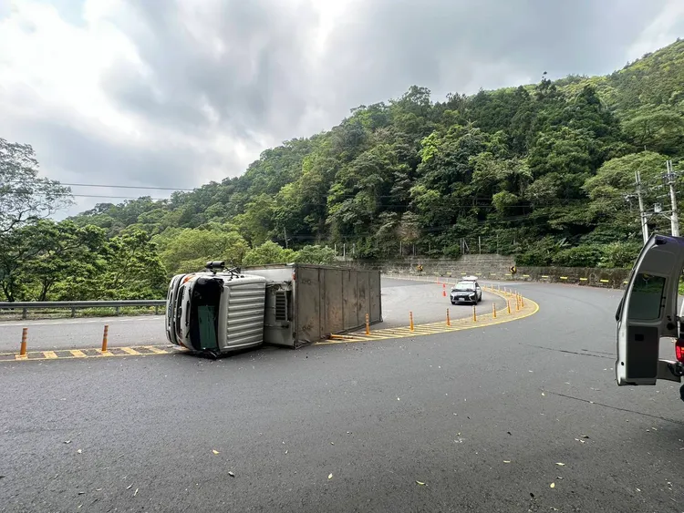 大貨車側翻後橫亙在眾中間。警方提供