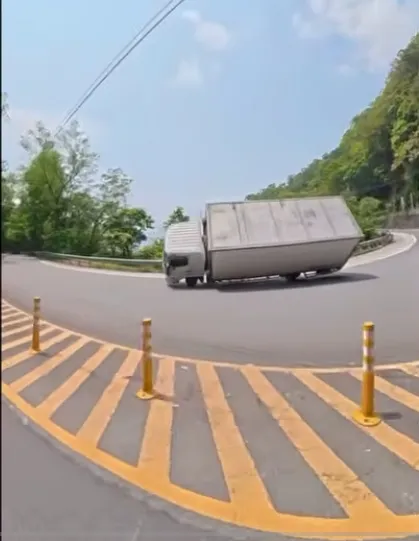 大貨車過了彎道後重心不穩側翻。翻攝WoWtchout - 地圖型行車影像分享平台