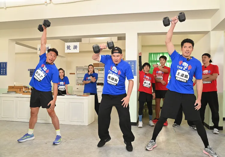 馬國賢（中）在醫院場景的啞鈴推舉項目中，動作標準、節奏穩定。《全城地圖：最強明星隊》提供