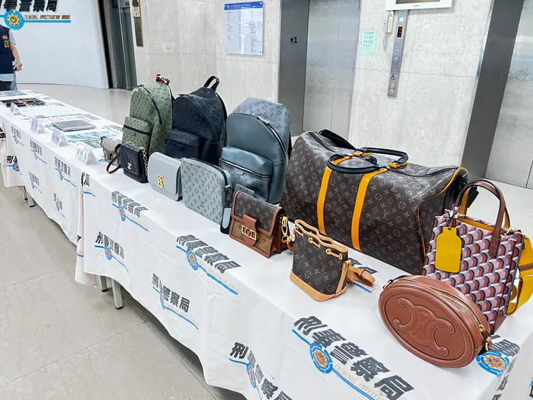 警方所查扣的精品等贓物。翻攝畫面