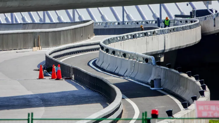 淡江大橋機車道設計狹窄又有強風，未來通車後安全成隱患。攝影中心