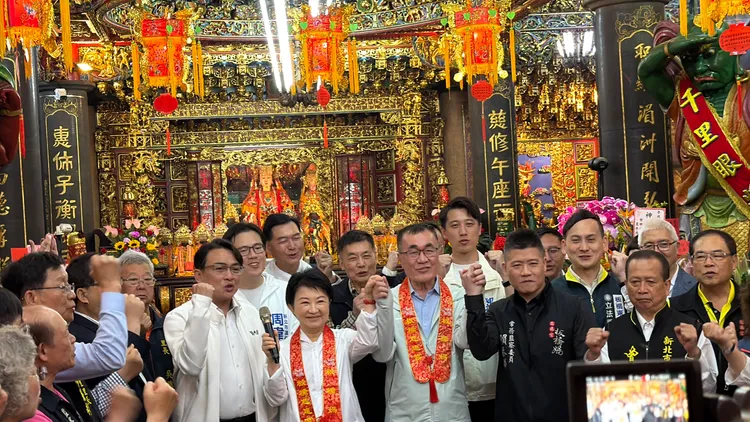 台中市長盧秀燕今赴新北板橋慈惠宮，與新北市長參選人李四川合體參拜。讀者提供