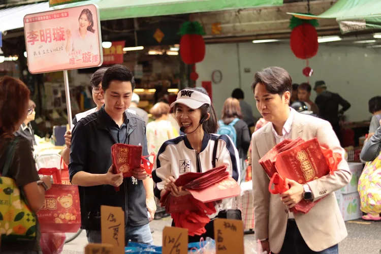 國民黨松山信義議員候選人李明璇今（6）日於吳興市場展開掃街行程，特別邀請台中立委羅廷瑋、廖偉翔北上站台力挺。李明璇提供