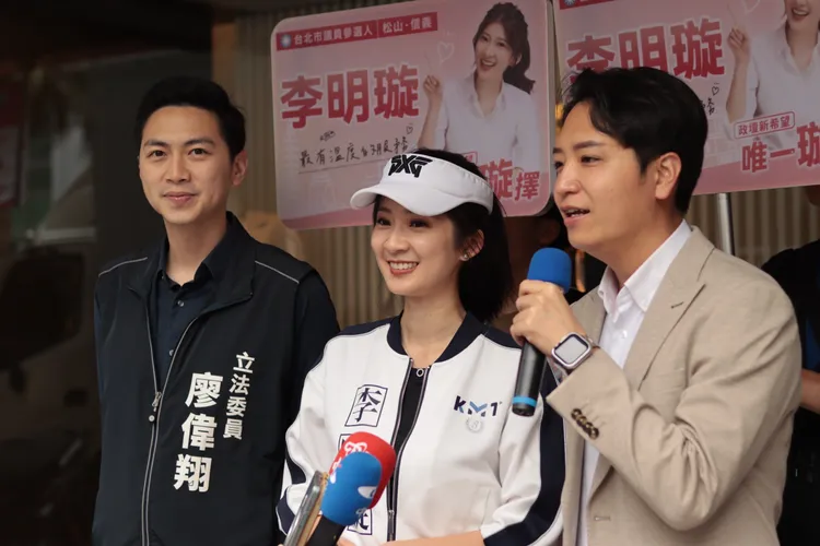 國民黨松山信義議員候選人李明璇今（6）日於吳興市場展開掃街行程，特別邀請台中立委羅廷瑋、廖偉翔北上站台力挺。李明璇提供