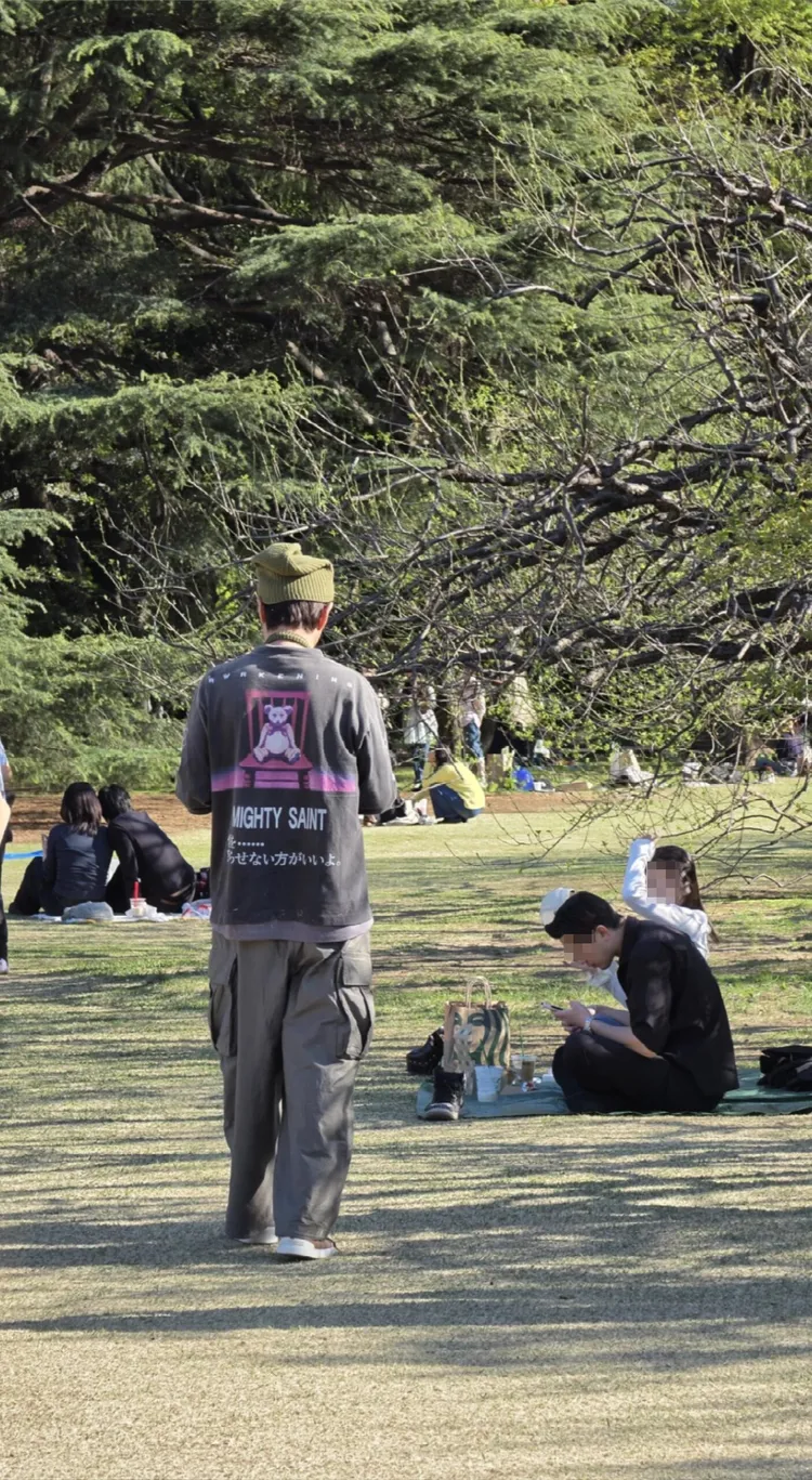 網友拍下張棟樑的背影。翻攝不想努力了小紅書