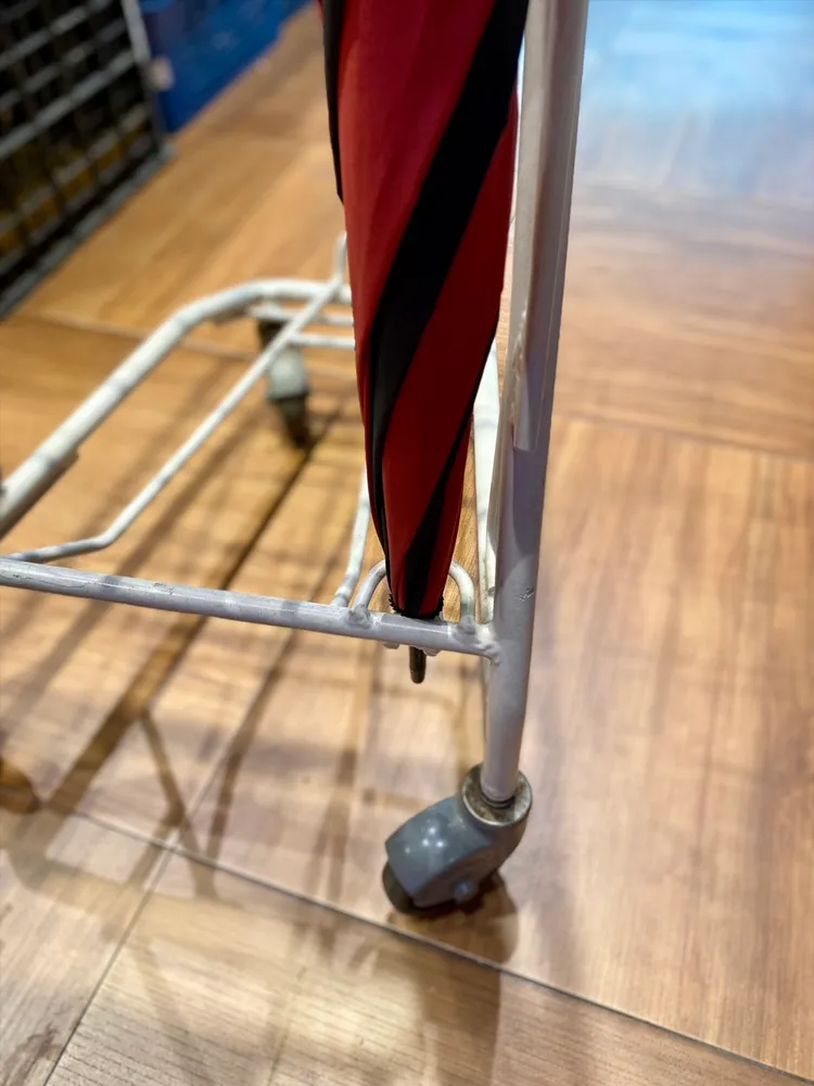 推車底部圓環具有固定雨傘功能。陳怡慧攝