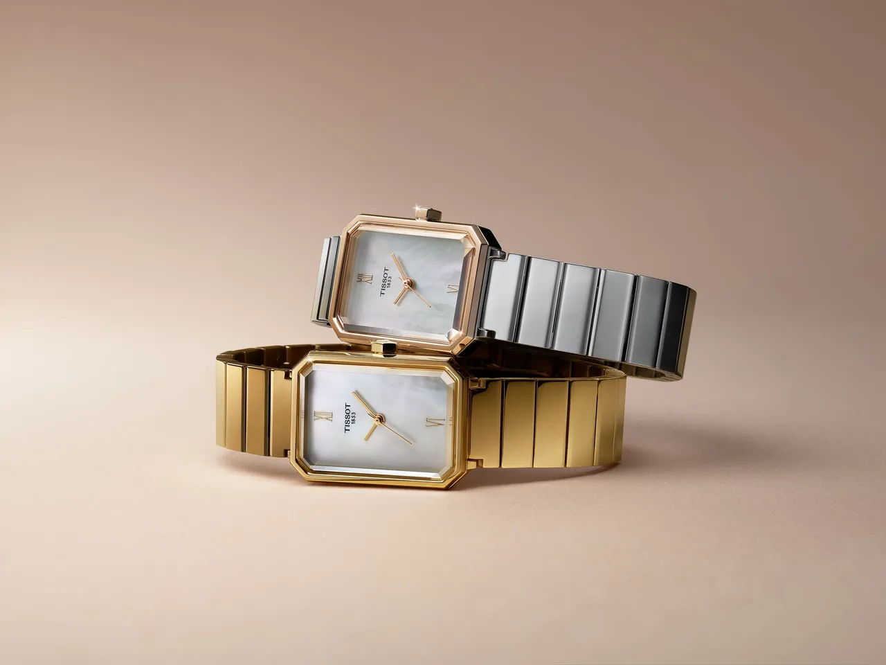 SRV系列以矩形錶殼與珍珠母貝面盤勾勒出女性優雅姿態。品牌提供