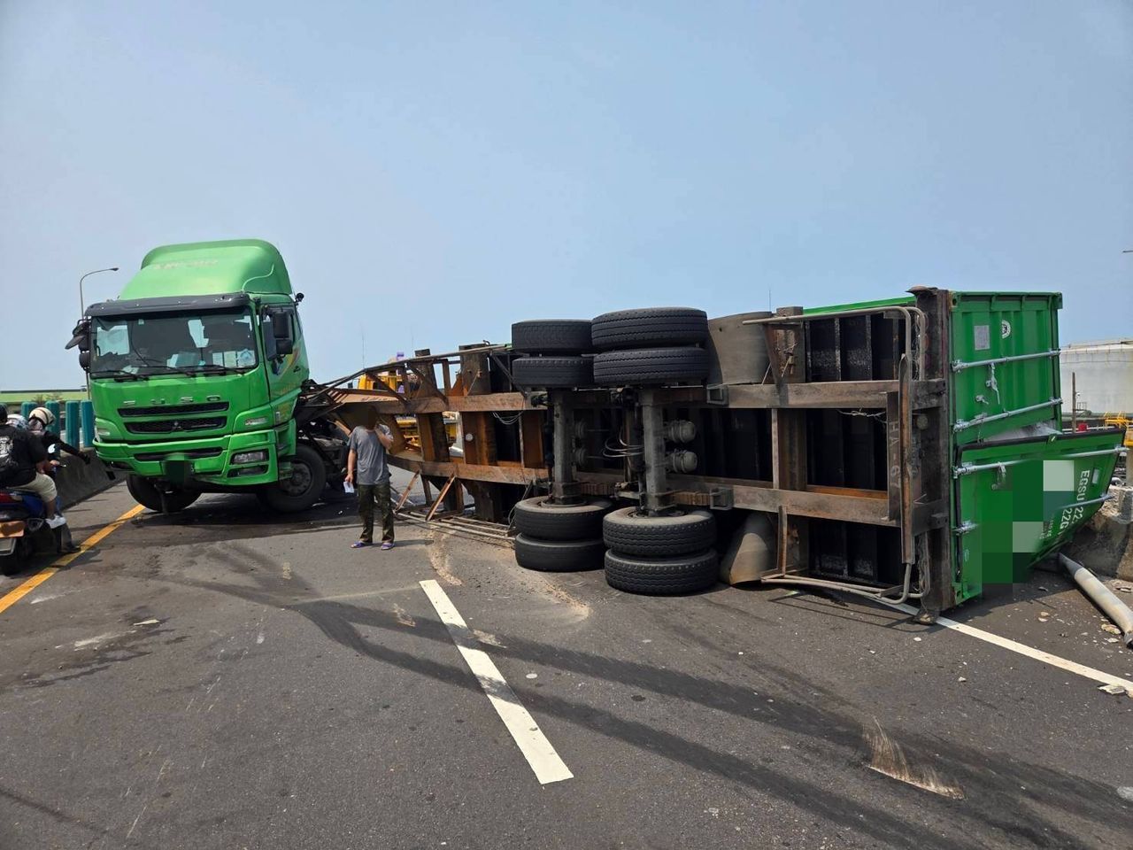 貨櫃車剎車不及翻覆 台61南下竹圍路段暫時封閉