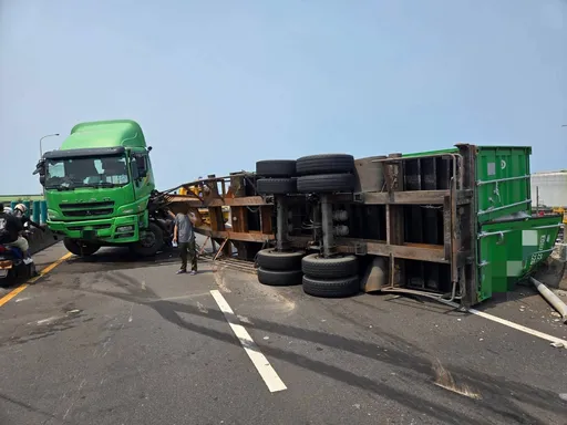 貨櫃車剎車不及翻覆　台61南下竹圍路段暫時封閉