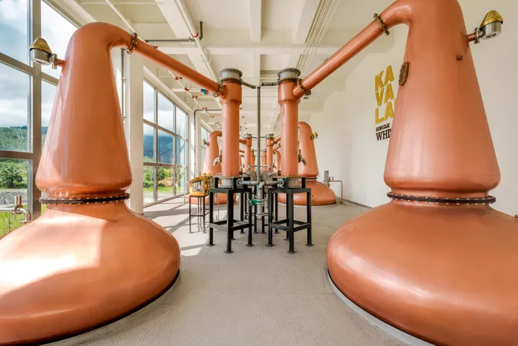 噶瑪蘭酒廠的蒸餾器採用銅的材質，銅質能將發酵產生的硫化物去除，蒸餾時嚴選酒心，創造出具有豐富花香、果香及口感滑順的新酒(New make)。金車提供