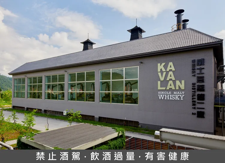 噶瑪蘭酒廠蒸餾二廠2016年落成，現廠內共有10組蘇格蘭蒸餾器釀造國際最高品質威士忌。金車提供
