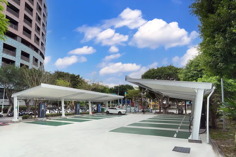 U-POWER臺北大同承德站規劃12席充電車位，支援CCS1與CCS2各6席，站點總功率達1,440kW，為都會核心區少見具規模的大型化超高速充電場域。業者提供